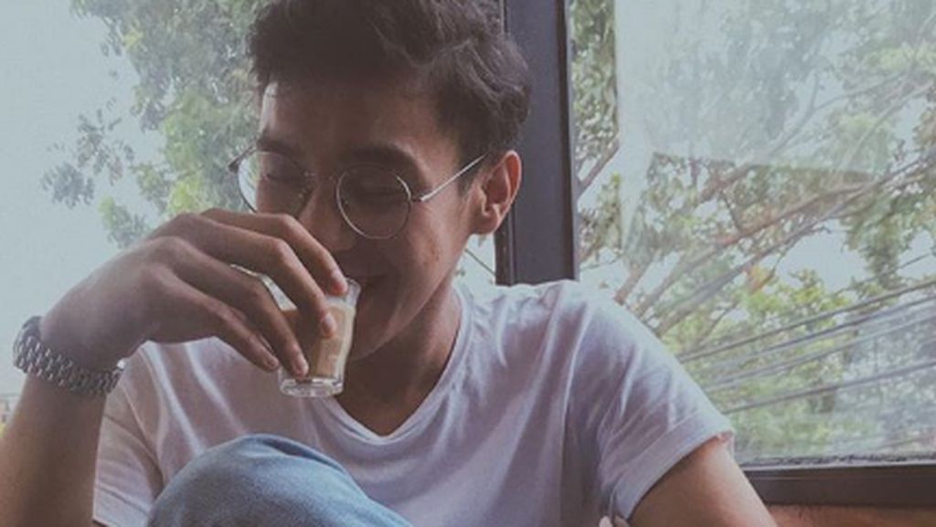 Populer Sampai Korea, Ardhito Pramono Punya Gaya Keren Saat Ngopi Populer Sampai Korea, Ardhito Pramono Punya Gaya Keren Saat Ngopi