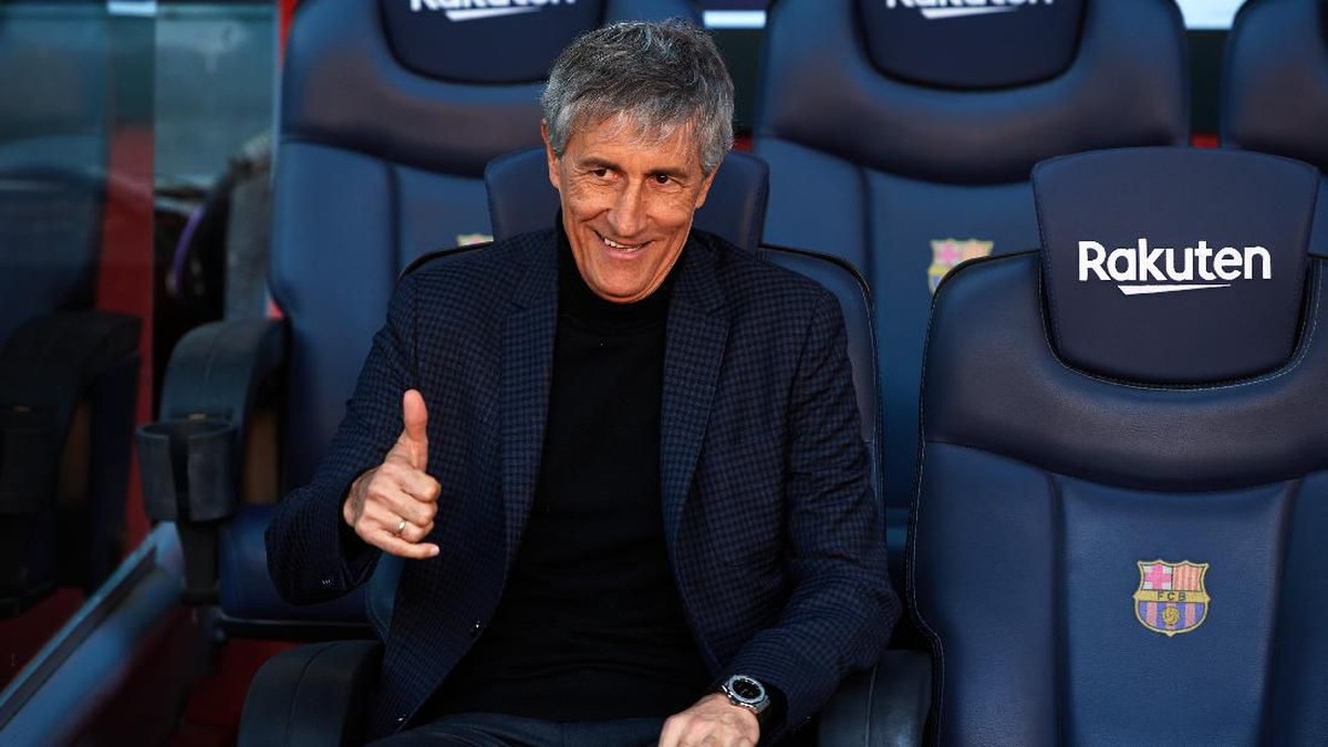 Quique Setien menjalani masa karantina di rumahnya dengan memasak (Foto: Alex Caparros/Getty Images)