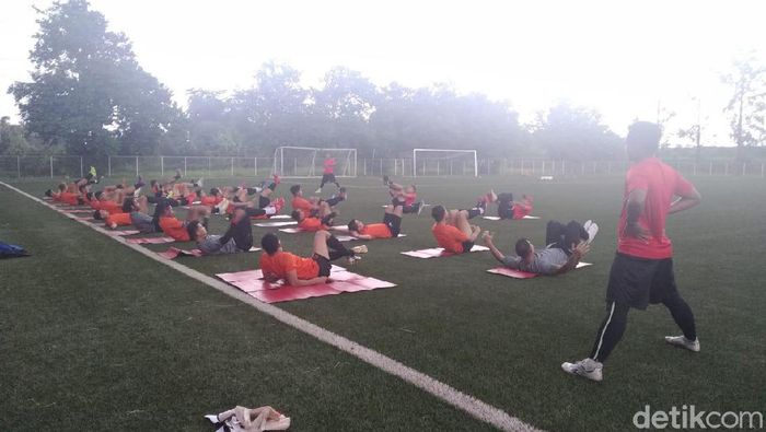Latihan Persija Jakarta di Sawangan dihentikan karena cuaca buruk. (Foto: Randy Prasatya/detikcom) Latihan Persija Jakarta di Sawangan dihentikan karena cuaca buruk. (Foto: Randy Prasatya/detikcom)