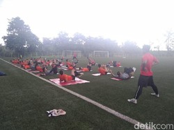 Cuaca Buruk Hambat Latihan Persija di Sawangan