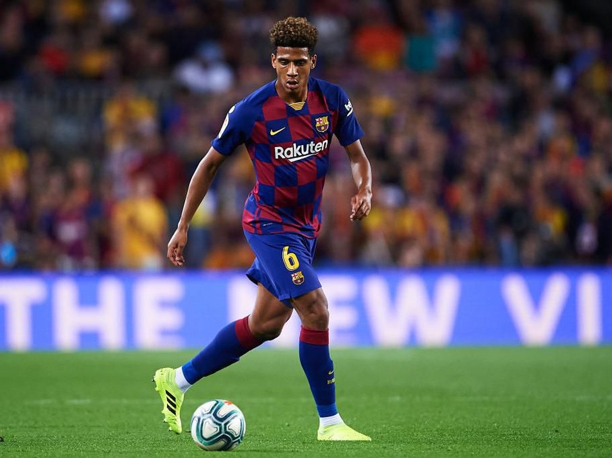 Barcelona pinjamkan Jean-Clair Todibo hingga akhir musim. (Foto: Aitor Alcalde/Getty Images)