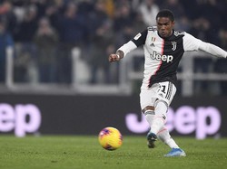 Douglas Costa turut menyumbangkan satu gol untuk Juventus di menit ke-61. Fabio Ferrari/LaPress via AP.
