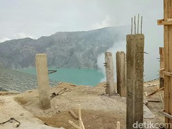 Kawah Ijen Keluarkan Gas Beracun, Wisatawan Diimbau Waspada