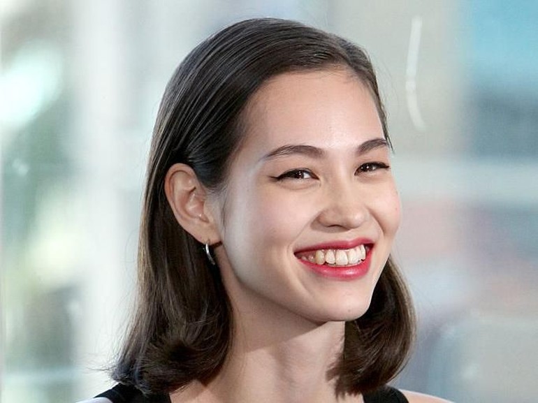 Umumnya wanita Jepang mendambakan punya gigi gingsul. Seperti dilansir Guff, mereka bahkan melakukan Yaeba, sebuah prosedur untuk menambahkan gigi di atas gigi asli agar terlihat seperti gingsul. Menurut wanita Jepang, gigi gingsul memberi kesan wajah terlihat lebih muda, manis dan polos. Foto: Rachel Murray/Getty Images
