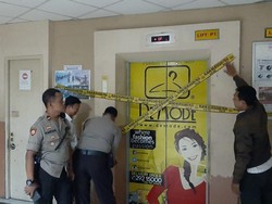 8 Orang Pengunjung Pasar Metro Tanah Abang Terjebak di Lift Macet