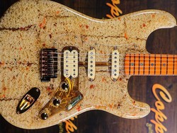 Wow! Pria Ini Bikin Gitar Keren Pakai Mie Instan