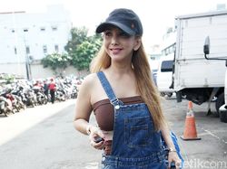 Awal Mula Kiki Fatmala Kepincut Suami Bulenya hingga Pindah Agama Awal Mula Kiki Fatmala Kepincut Suami Bulenya hingga Pindah Agama