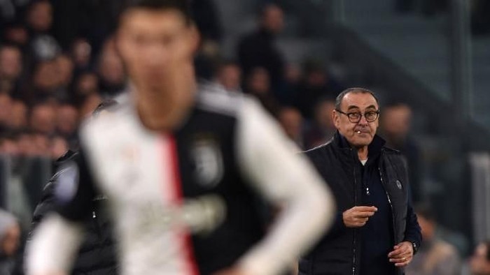 TURIN, ITALY - NOVEMBER 10: Head coach Maurizio Sarri of Juventus looks on as Cristiano Ronaldo controls the ball during the Serie A match between Juventus and AC Milan at Allianz Stadium on November 10, 2019 in Turin, Italy. (Photo by Tullio M. Puglia/Getty Images)
