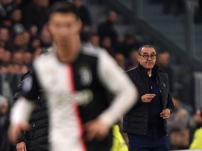 TURIN, ITALY - NOVEMBER 10: Head coach Maurizio Sarri of Juventus looks on as Cristiano Ronaldo controls the ball during the Serie A match between Juventus and AC Milan at Allianz Stadium on November 10, 2019 in Turin, Italy. (Photo by Tullio M. Puglia/Getty Images)