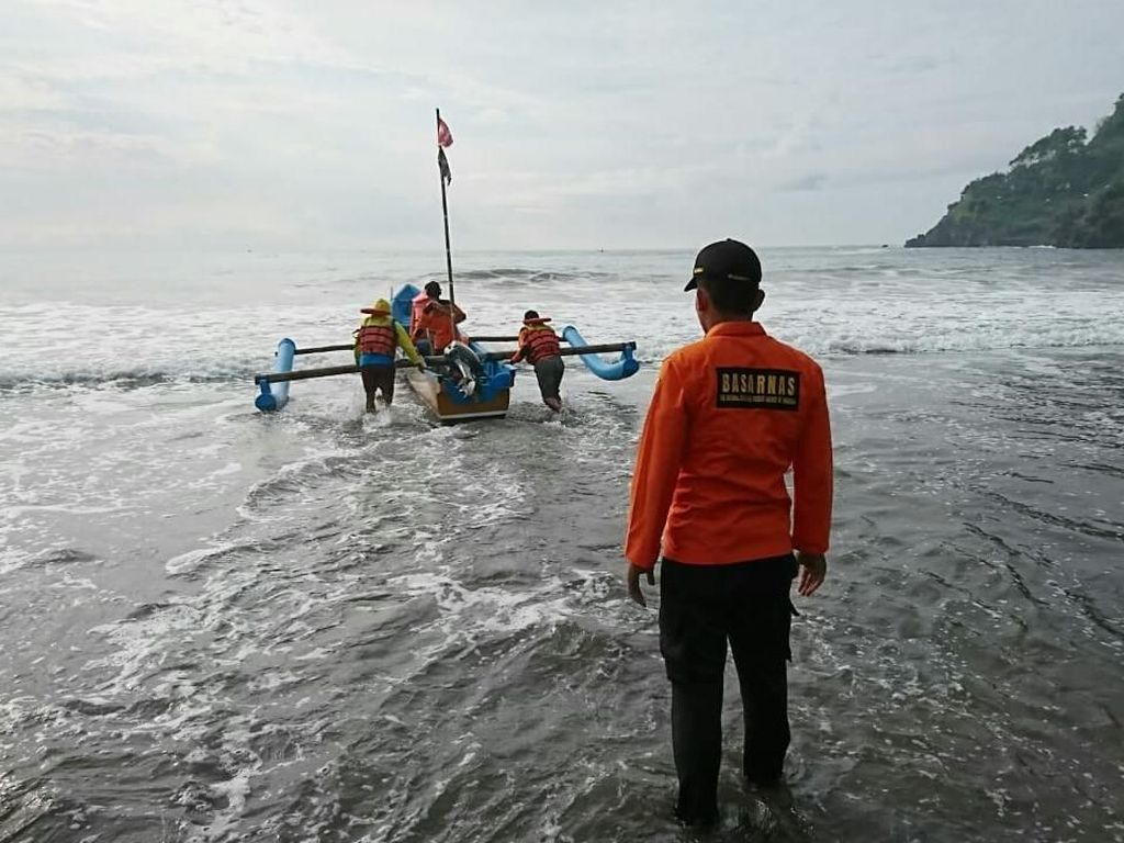 2 Nelayan Tersapu Ombak Pantai Kebumen, 1 Orang Hilang