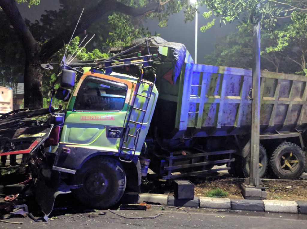 Truk Naik ke Median Jalan-Tabrak Pohon di Jakpus, Lalin Tersendat Truk Naik ke Median Jalan-Tabrak Pohon di Jakpus, Lalin Tersendat