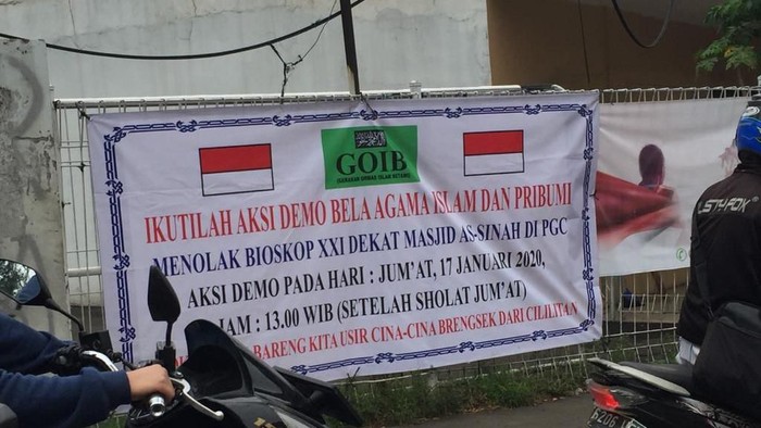 Viral Spanduk Tolak Bioskop Dekat Masjid di PGC, Polisi Datangi Ketua GOIB Viral Spanduk Tolak Bioskop Dekat Masjid di PGC, Polisi Datangi Ketua GOIB