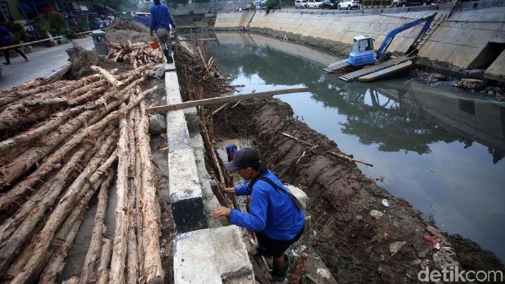 Perbaikan Tanggul Kali Sunter Terus Dikebut Perbaikan Tanggul Kali Sunter Terus Dikebut