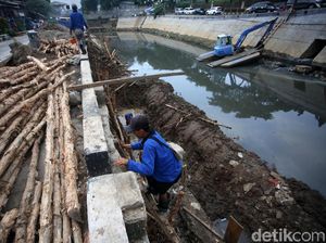 Perbaikan Tanggul Kali Sunter Terus Dikebut Perbaikan Tanggul Kali Sunter Terus Dikebut