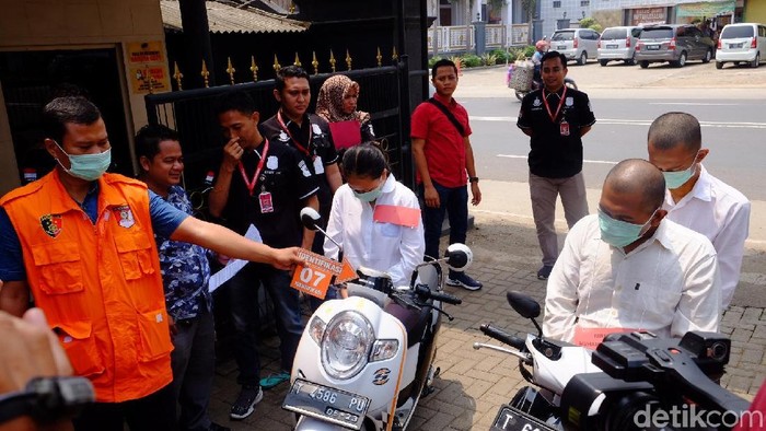 Polisi Rekonstruksi Aksi Perampok Bakar Pemuda Karawang Polisi Rekonstruksi Aksi Perampok Bakar Pemuda Karawang