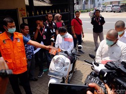 Polisi Rekonstruksi Aksi Perampok Bakar Pemuda Karawang