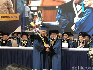 ITB Anugerahi Menteri Basuki Gelar Doktor Kehormatan