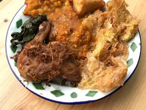 Nasi Siram Lauk yang Hangat Enak Ada di 5 Tempat Ini Nasi Siram Lauk yang Hangat Enak Ada di 5 Tempat Ini