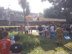 Warga Ramai-ramai ke Lokasi Rumah Hakim Jalamuddin Jelang Rekonstruksi