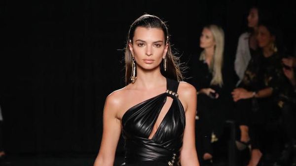 7 Gaya Emily Ratajkowski di Catwalk, Tetap Seksi Tanpa Lingerie