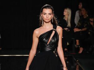 7 Gaya Emily Ratajkowski di Catwalk, Tetap Seksi Tanpa Lingerie 7 Gaya Emily Ratajkowski di Catwalk, Tetap Seksi Tanpa Lingerie