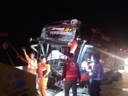 Bus Pariwisata Vs Truk di Tol Sambungmacan Sragen, 1 Tewas 9 Luka