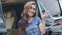 Awas Salah Fokus dengan Kaus Ayu Ting Ting