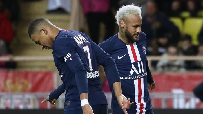 Paris Saint-Germains Brazilian forward Neymar (R) celebrates with Paris Saint-Germains French forward Kylian Mbappe after scoring a penalty kick   during the French L1 football match between Monaco (ASM) and Paris Saint-Germain (PSG) at the Louis II Stadium in Monaco on January 15, 2020. (Photo by Valery HACHE / AFP)