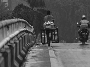 Terus Mengayuh di Tengah Hujan Terus Mengayuh di Tengah Hujan