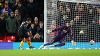 Pada menit ke-10, Wolves mengejutkan tuan rumah. Neto menjebol gawang MU setelah memanfaatkan bola dari Jimenez. Tapi gol ini dianulir karena bola lebih dulu mengenai tangan Jimenez. Getty Images/Alex Livesey.