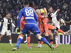 Serangan demi serangan terus dilancarkan oleh Daniele Rugani dkk. Fabio Ferrari/LaPress via AP.