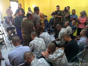 Razia Pelajar Bolos, Satpol PP Temukan Tisu Magic dan HP Isi Video Porno