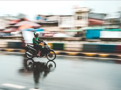 Semangat Ojol di Tengah Hujan