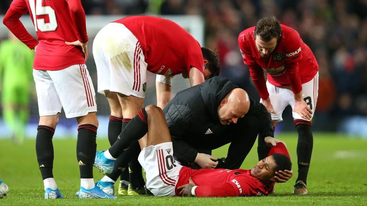 Marcus Rashford mengalami cedera punggung dan berpotensi absen beberapa bulan. (Foto: Alex Livesey/Getty Images)