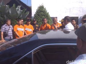Eksekutor Hakim Jamaluddin Pakai Masker-Sarung Tangan di Mobil Zuraida Eksekutor Hakim Jamaluddin Pakai Masker-Sarung Tangan di Mobil Zuraida