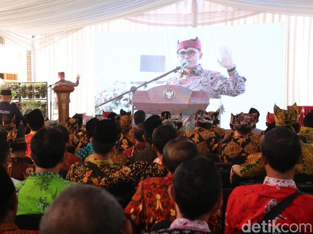 Bupati Anas Ajak Kepala Sekolah dan Guru Mendidik Dengan Koneksi Batin Bupati Anas Ajak Kepala Sekolah dan Guru Mendidik Dengan Koneksi Batin