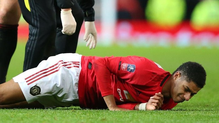 MANCHESTER, ENGLAND - JANUARY 15:  Marcus Rashford of Manchester United lies injured during the FA Cup Third Round Replay match between Manchester United and Wolverhampton Wanderers at Old Trafford on January 15, 2020 in Manchester, England. (Photo by Alex Livesey/Getty Images)