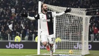 Gol pertama Juventus tercipta di menit ke-16. Gonzalo Higuain yang membobol gawang Nicolas, usai memanfaatkan bola muntah hasil tendangan Matthijs de Ligt di kotak penalti. Fabio Ferrari/LaPress via AP.