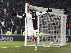 Gol pertama Juventus tercipta di menit ke-16. Gonzalo Higuain yang membobol gawang Nicolas, usai memanfaatkan bola muntah hasil tendangan Matthijs de Ligt di kotak penalti. Fabio Ferrari/LaPress via AP.