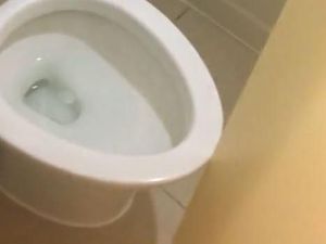 Pintu Kamar Mandi Hotel Ini Tak Bisa Ditutup, Kepentok Jamban Pintu Kamar Mandi Hotel Ini Tak Bisa Ditutup, Kepentok Jamban