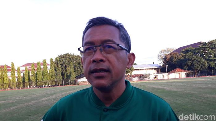 Pelatih Persebaya Surabaya, Aji Santoso, tak membajak Makan Konate. (Foto: Pradito Rida Pertana/detikcom) Pelatih Persebaya Surabaya, Aji Santoso, tak membajak Makan Konate. (Foto: Pradito Rida Pertana/detikcom)