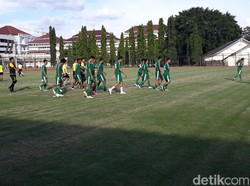 Pantauan detikcom, pemain anyar Persebaya yakni Makan Konate juga tidak tampak dalam TC tersebut. Kendati demikian pemain anyar lainnya yakni, Nasir tampak sudah mengikuti TC tersebut.