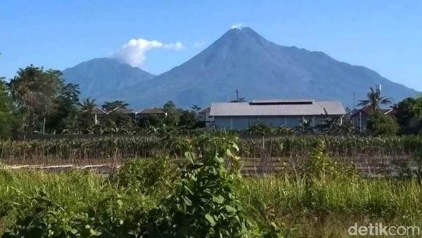 Penampakan Gunung Merapi yang Mempesona Siang Ini