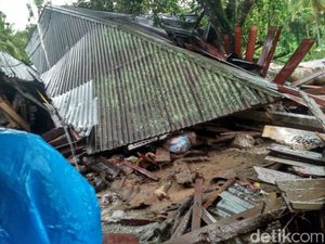 Banjir Bandang di Tanah Datar Sumbar, 5 Rumah dan Satu Mobil Rusak Banjir Bandang di Tanah Datar Sumbar, 5 Rumah dan Satu Mobil Rusak