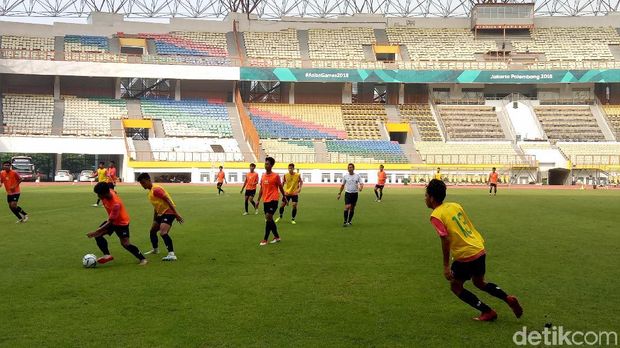 Timnas U-19 melajutkan pemusatan latihan di stadion Wibawa Mukti, Cikarang.