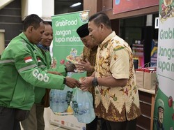 Grab Bagikan Makanan ke Petugas Kebersihan hingga Suster di Surabaya