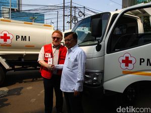 PMI Terima 10 Truk Tangki Air