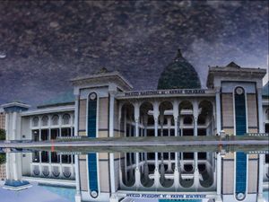 Pantulan di Genangan Hujan Pantulan di Genangan Hujan