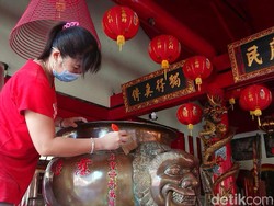 Klenteng Tjoe Tik Kiong Tulungagung Mulai Pasang Hiasan Jelang Imlek