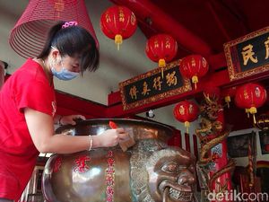 Klenteng Tjoe Tik Kiong Tulungagung Mulai Pasang Hiasan Jelang Imlek Klenteng Tjoe Tik Kiong Tulungagung Mulai Pasang Hiasan Jelang Imlek